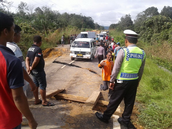 Waspada....Jalan Lintas Menuju Muara Takus Ambruk
